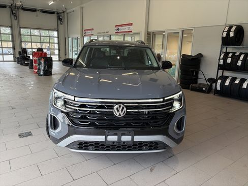 Used 2025 Volkswagen Atlas Peak Edition SE AWD/4WD image 2
