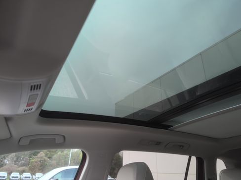 Used 2018 Volkswagen Tiguan SE w/ Panoramic Sunroof Package image 29