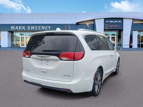 Used 2017 Chrysler Pacifica Limited w/ UConnect Theater Package FWD image 6