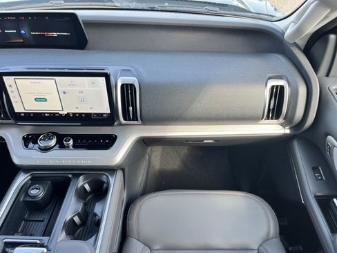 New 2025 Ford Expedition Active image 9