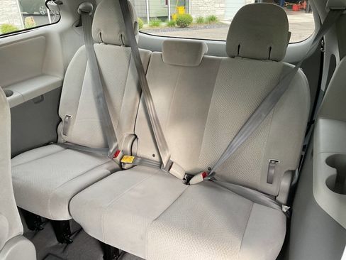Used 2011 Toyota Sienna LE w/ Preferred Pkg FWD image 30