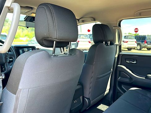 Used 2024 Nissan Frontier SV w/ Technology Package RWD image 17