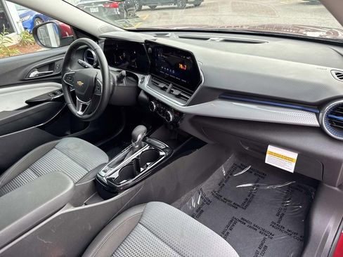 Used 2025 Chevrolet Trax LT w/ LT Convenience Package image 13
