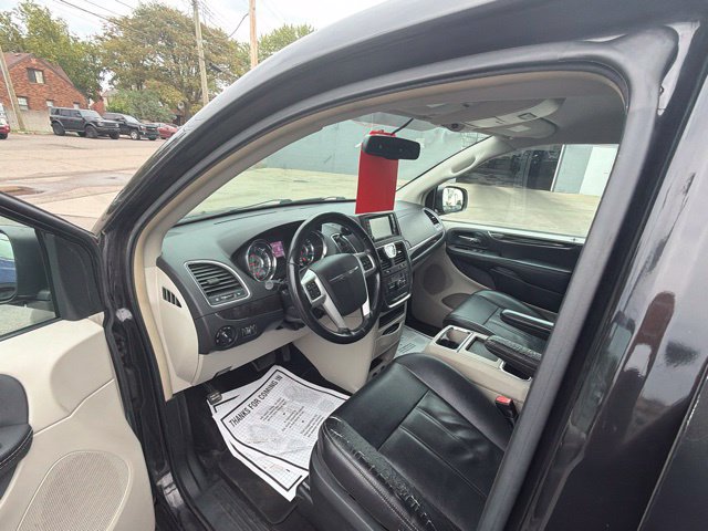 Used 2015 Chrysler Town & Country Touring FWD image 27