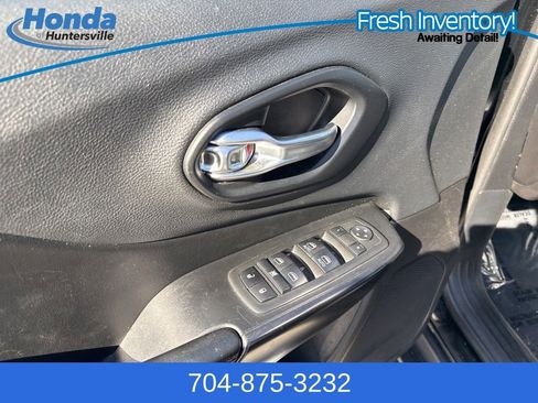 Used 2019 Jeep Cherokee Trailhawk w/ Cold Weather Group image 19