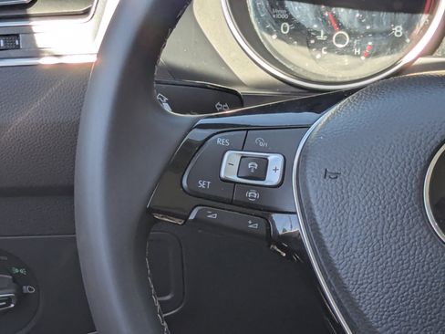 Used 2021 Volkswagen Tiguan SE w/ Panoramic Sunroof Package image 17