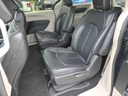 Used 2024 Chrysler Pacifica Limited FWD image 30