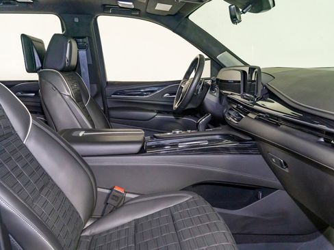 Used 2024 Cadillac Escalade ESV V w/ LPO, ONYX Package AWD/4WD image 32