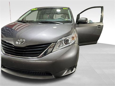 Used 2011 Toyota Sienna LE w/ Towing Pkg image 23