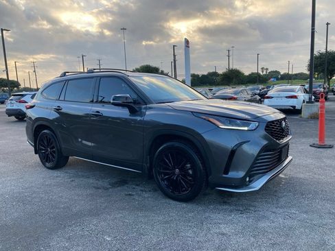 Certified 2025 Toyota Highlander XSE AWD/4WD image 3