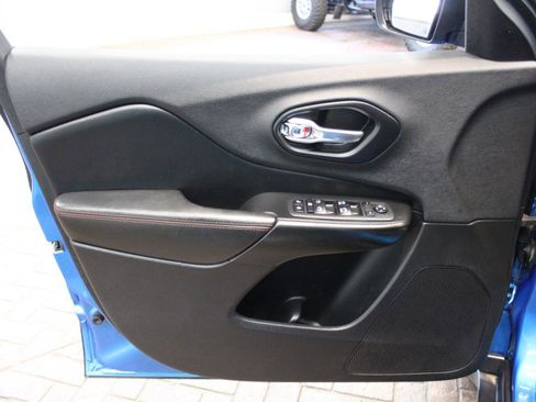 Used 2019 Jeep Cherokee Trailhawk w/ Cold Weather Group AWD/4WD image 15