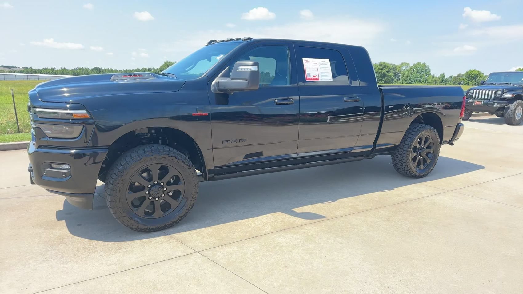 Used 2025 RAM 2500 Laramie AWD/4WD image 3