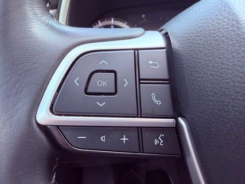 Used 2024 Toyota Highlander XLE FWD image 22