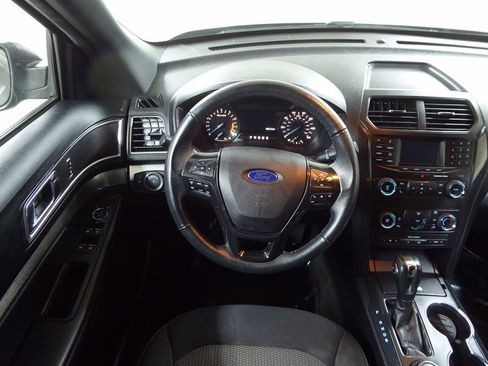 Used 2018 Ford Explorer XLT image 7