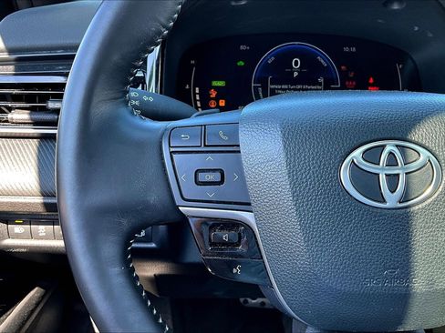 Used 2025 Toyota Camry SE w/ Convenience Package image 11