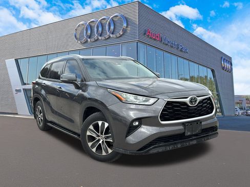 Used 2020 Toyota Highlander XLE image 1