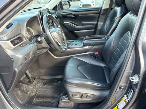 Used 2022 Toyota Highlander XLE AWD/4WD image 12