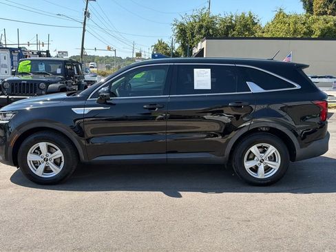 Used 2023 Kia Sorento LX FWD image 2