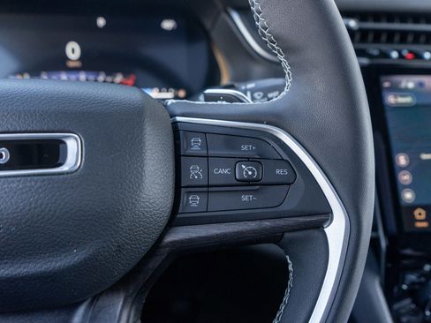 Used 2023 Jeep Grand Cherokee Limited w/ Black Appearance Package image 26