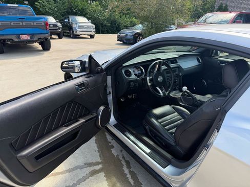 Used 2011 Ford Mustang GT Premium w/ GT Coupe Accessory Pkg 1 RWD image 9