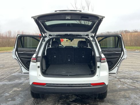 Used 2024 Jeep Grand Cherokee Limited w/ Luxury Tech Group II image 40