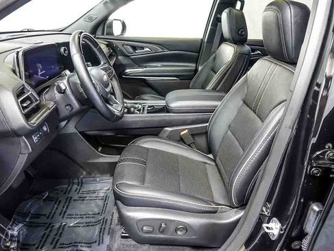 Used 2025 Chevrolet Traverse High Country FWD image 12