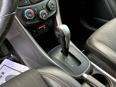 Used 2018 Chevrolet Trax LT w/ LT Convenience Package FWD image 18