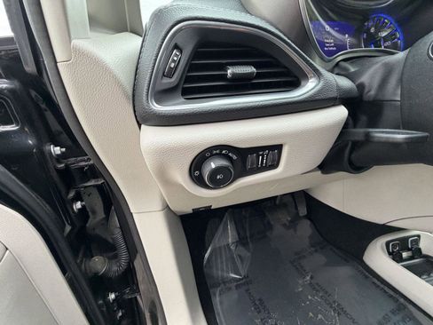 Used 2019 Chrysler Pacifica Limited FWD image 16