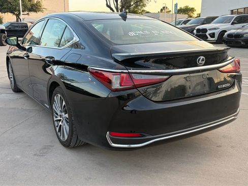 Used 2019 Lexus ES 300h w/ Premium Package image 2