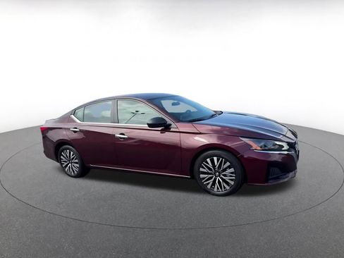 Used 2025 Nissan Altima 2.5 SV FWD image 2