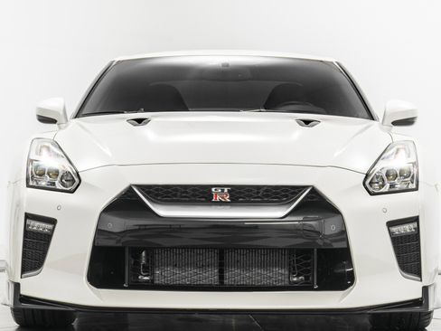 Used 2020 Nissan GT-R Premium image 4
