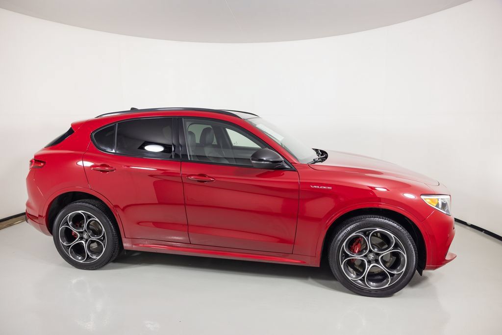 Used 2023 Alfa Romeo Stelvio Veloce AWD/4WD image 3