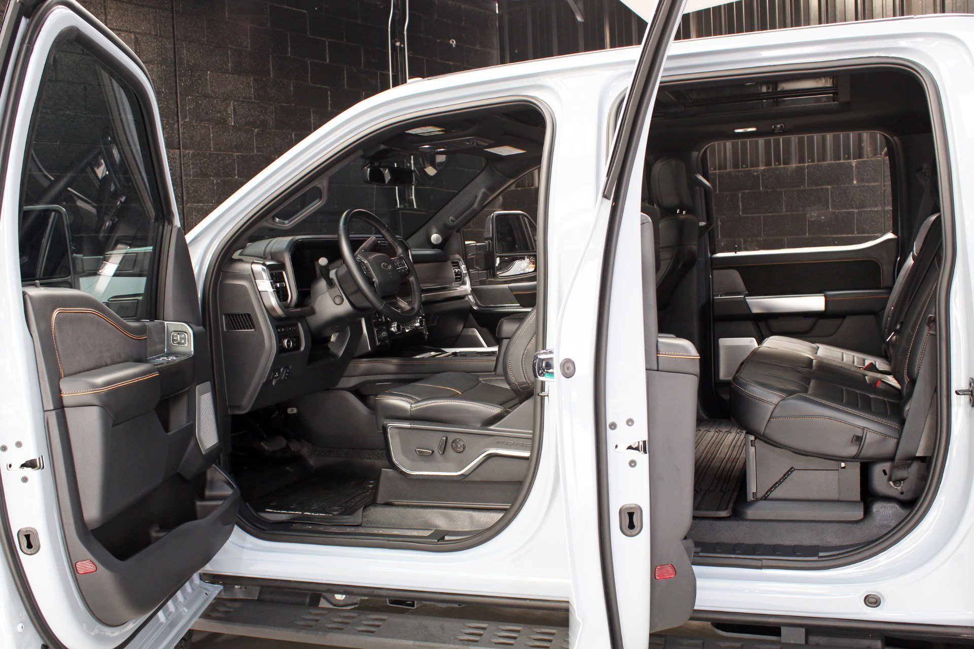 Used 2024 Ford F250 Platinum w/ Tremor Off-Road Package AWD/4WD image 35