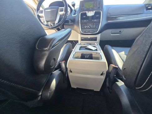 Used 2014 Chrysler Town & Country Touring-L w/ Driver Convenience Group image 43