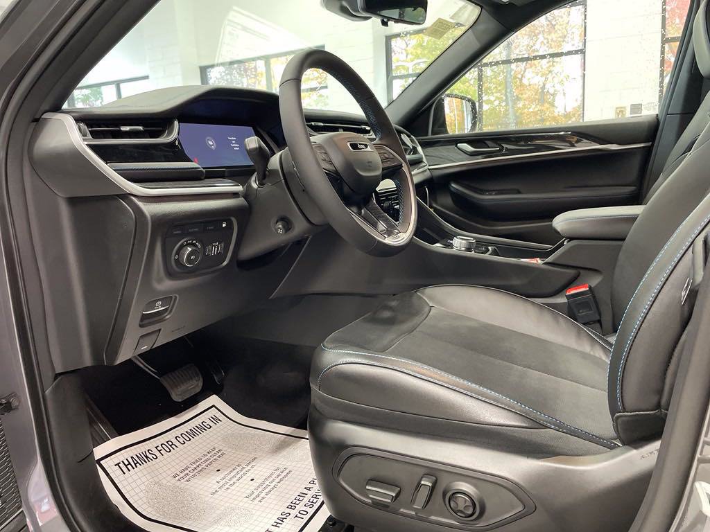 New 2024 Jeep Grand Cherokee Trailhawk w/ Advanced Protech Group II AWD/4WD image 15