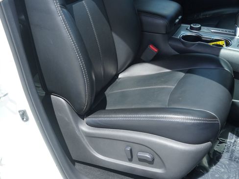 Used 2017 Nissan Pathfinder SL image 15