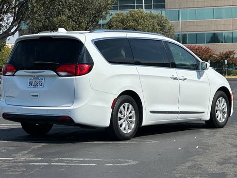 Used 2018 Chrysler Pacifica Touring-L Plus FWD image 4