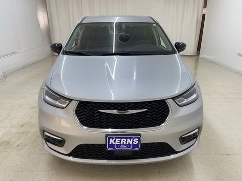 Used 2024 Chrysler Pacifica Select image 9