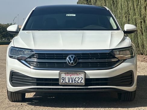 Certified 2024 Volkswagen Jetta SE w/ Panoramic Sunroof Package image 9