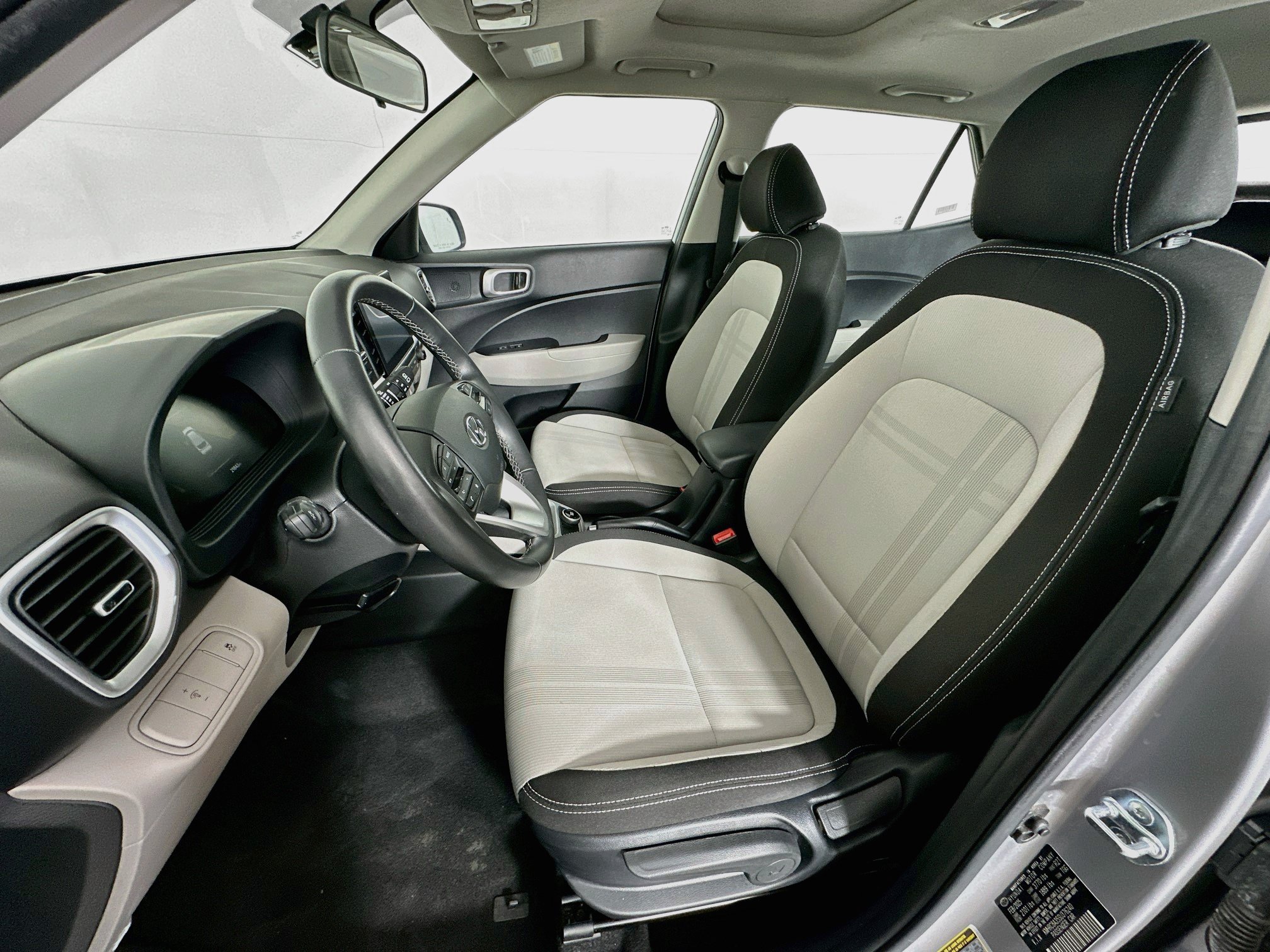 Used 2025 Hyundai Venue SEL FWD image 13