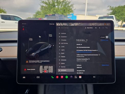 Used 2024 Tesla Model Y 2WD image 31