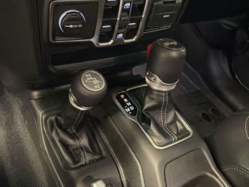 Used 2025 Jeep Wrangler Unlimited Sahara AWD/4WD image 17