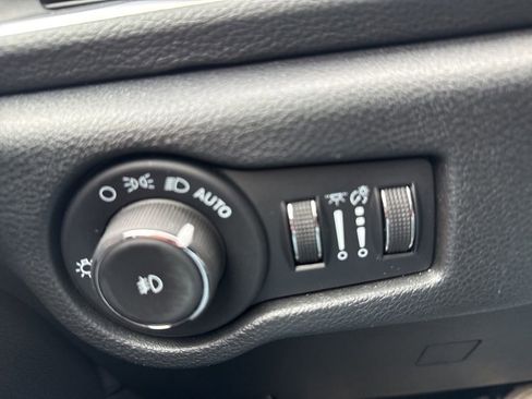 Used 2025 Chrysler Pacifica Limited image 59