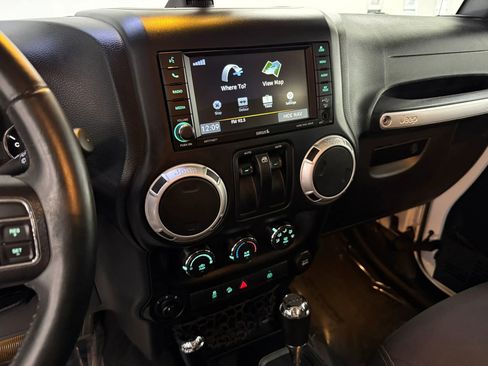 Used 2016 Jeep Wrangler Rubicon w/ Power Convenience Group AWD/4WD image 32