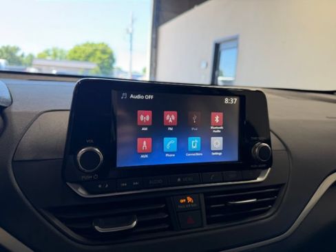 Used 2024 Nissan Altima 2.5 S FWD image 13