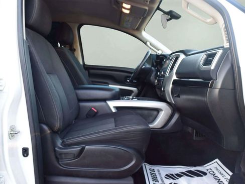 Used 2017 Nissan Titan SV image 12
