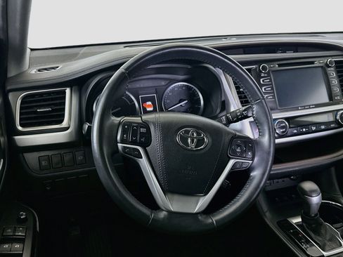 Used 2019 Toyota Highlander XLE AWD/4WD image 18
