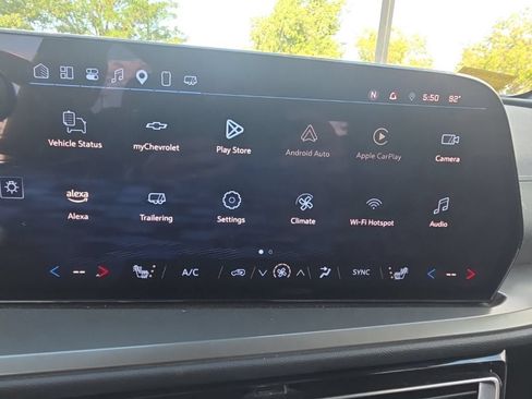 Used 2025 Chevrolet Traverse LT FWD image 16