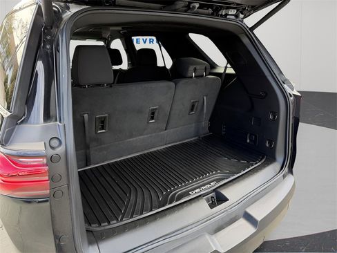 Used 2023 Chevrolet Traverse LT image 32