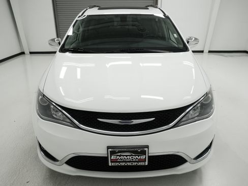 Used 2018 Chrysler Pacifica Limited FWD image 2
